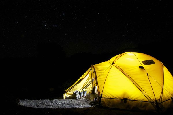 Comment photographier efficacement les paysages nocturnes en camping ?