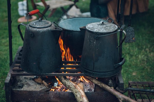 Quels sont les meilleurs moyens de rester au chaud en camping par temps froid sans chauffage ?